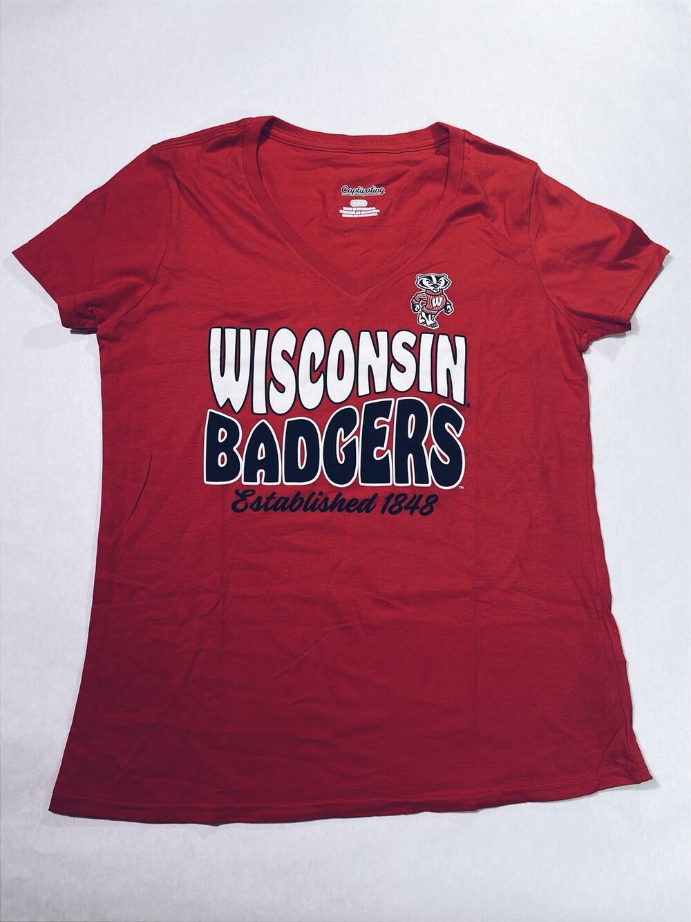 Captivating Wisconsin Badgers V-Neck Tee - Womens Size M - Red
